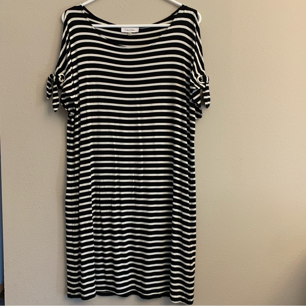 Calvin Klein Cold Shoulder T-Shirt
Dress Black White Striped Cover-Up Size Large